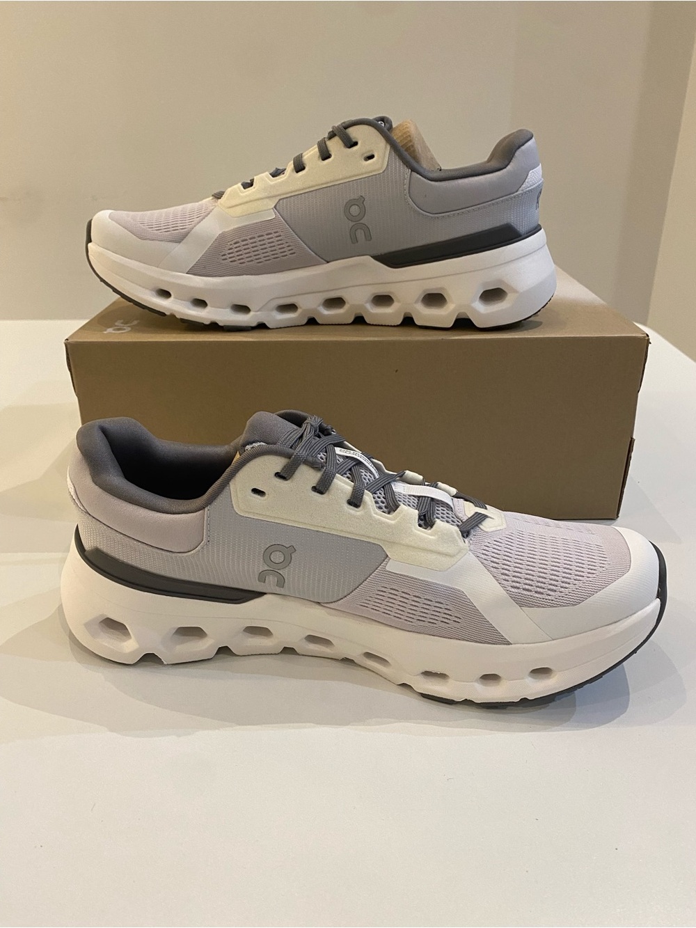 On Running Women’s Cloudrunner 2 Sneaker in Frost/White sz 10.5 New in Box - Picture 4 of 7